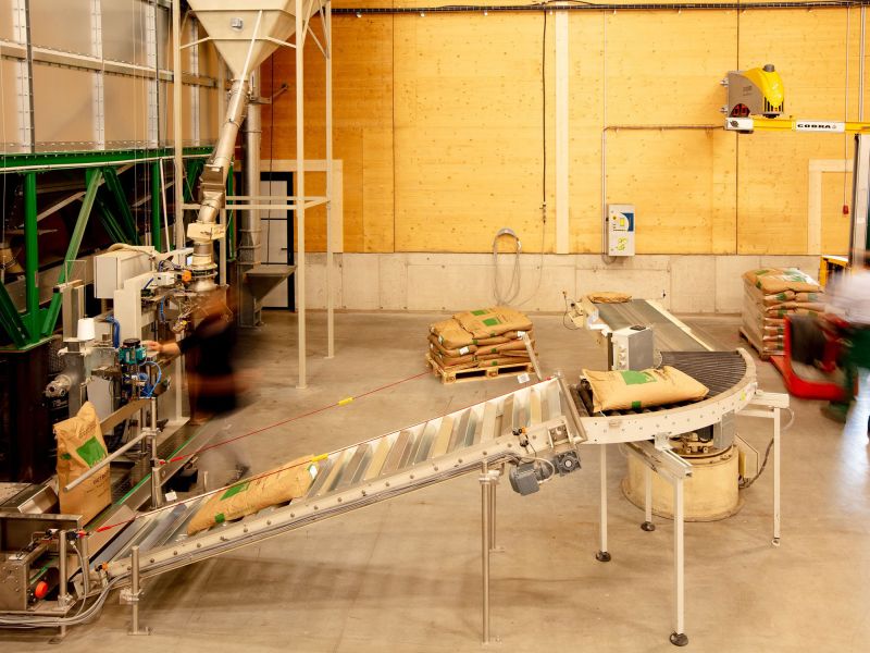 Der Roggen wird gereinigt und anschließend in 25kg Säcke verpackt. (Iburgshof Getreideaufbereitung)