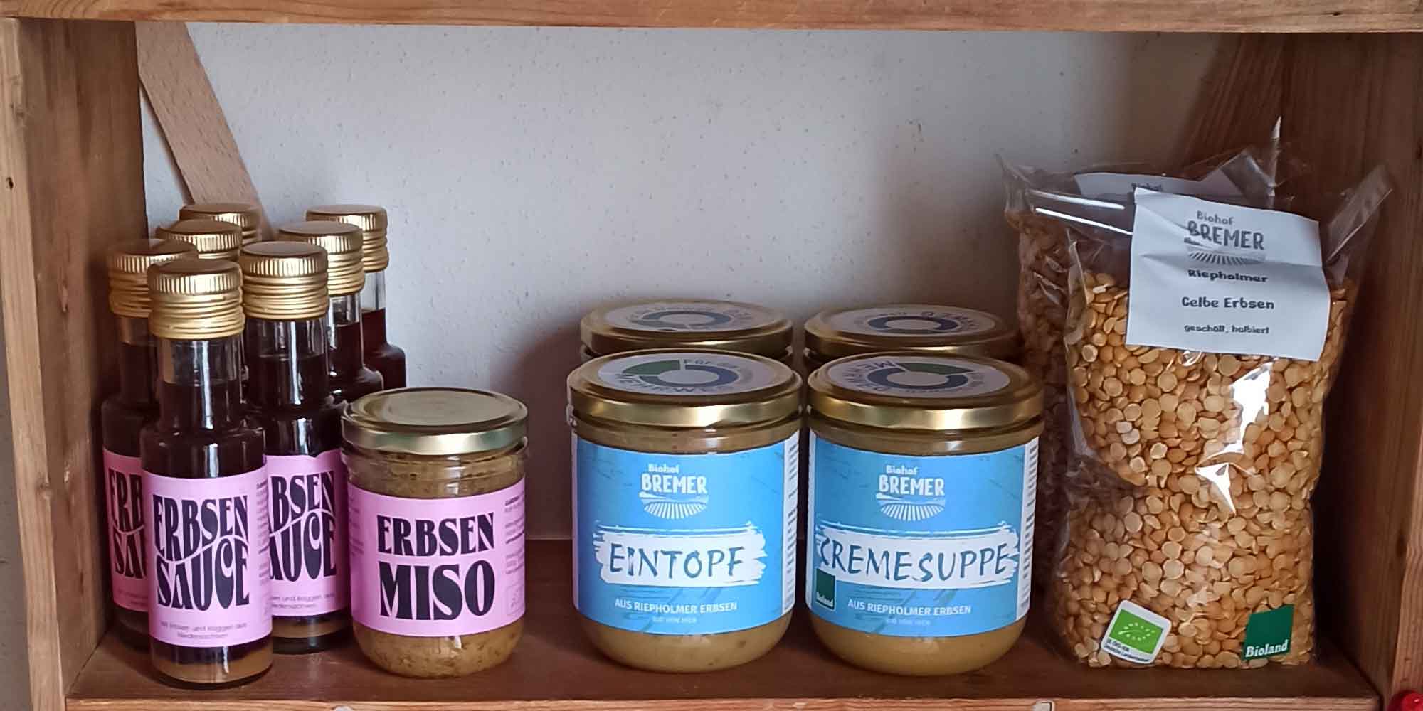 Regal mit Produkten aus Erbsen: Sauce, Miso, Eintopf, Suppe, Trockenprodukt