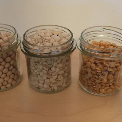 Von links: gelbe Erbsen vor dem Schälen, Schale, halbierte Erbsen