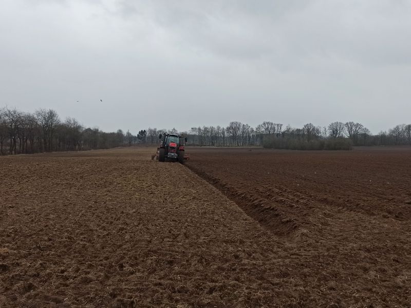 04. April 2022: Der Pflug wendet den Boden.