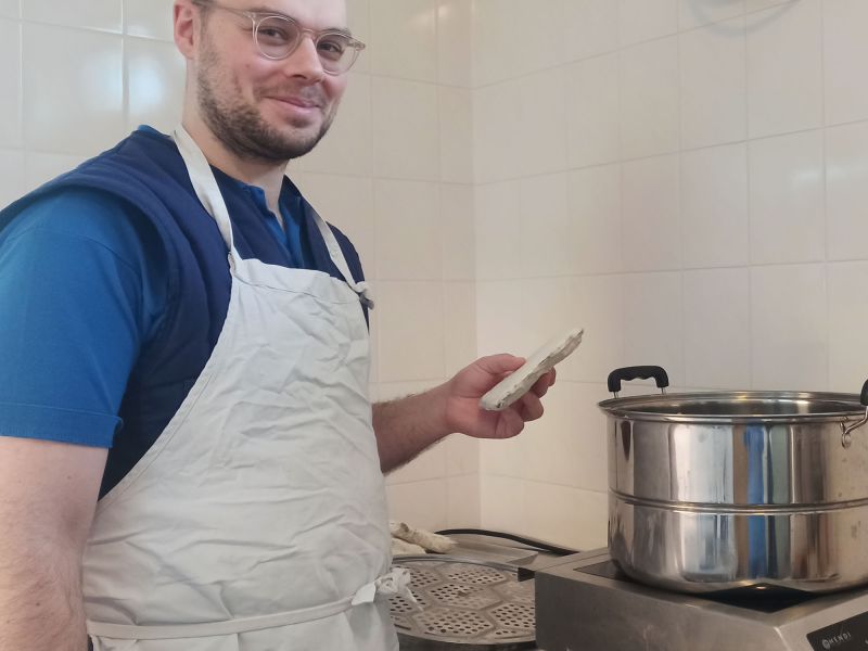 Das Tempeh wird gedämpft.